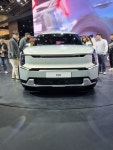 기아 EV9, 프론트 범퍼 디자인 고지없이 변경돼...1년 기다려 계약했는데 호갱된 것 같아