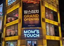 [유통가 레이더] 모스버거 떠난 자리 맘스터치가 채워... 맘스터치, 명동 대형 매장 오픈 등
