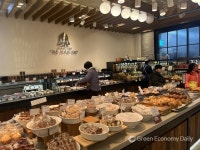 주차장도, 매장도 만석…잘되는 K-베이커리의 비결