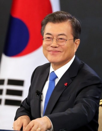 문 대통령 “노동시간 단축·정시 퇴근 역점사업으로 추진…더는 미룰 수 없다”