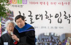 밭에서도 ‘열공’... 논산시 할머니들이 공부를 시작한 이유는?