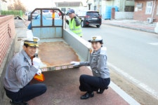 일산서부경찰서, 추동기 농기계 교통사고 예방을 위한 ‘고휘도 반사지’ 부착