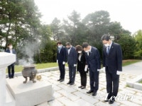 파주시의회, 제7대 후반기 의장단 현충탑 참배