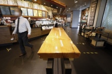 거리두기 효과?…신규 확진자 195명, 17일만에 100명대