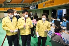 최충진 청주시의회 의장, 코로나19 예방접종센터 현장 찾아 격려
