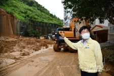 변광용 거제시장, 법면 붕괴된 아파트 현장 점검
