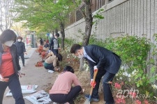 입주민들 함께 아파트 담장 유휴지에 꽃밭 조성