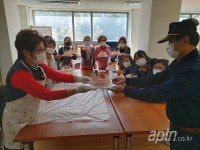 입주민들 함께 만든 달콤한 케이크로 우울하고 짜증난 마음 녹여요