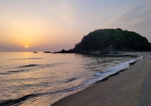 푸른 바다를 껴안은 후덕한 산봉우리···삼척 덕봉산해안생태탐방로