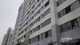 충주 성원아파트, 전 세대 태극기 물결