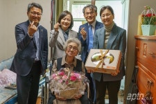 LH, 영구임대 어르신 입주민에 어버이날 선물 전달