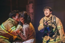 [온스테이지] 그 뜨거운 눈물!..소방관의 삶 담은 연극 ‘골든타임’