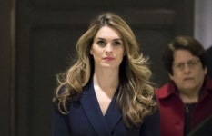 트럼프 문고리  힉스 청문회서 무슨일 있었길래..모델 출신 백악관 공보국장 사직