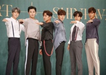 현재진행형 그룹 신화 20주년 여전히 목마른 무대. 끝은 정해져 있지 않아 
