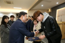 동김해사랑우수센터 애터미 | 한 달간 총 22회 88시간 봉사..김해시, 이달의 우수 자원봉사왕 시상