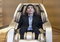 대국 전 안마의자 브레인마사지 받은 이세돌 9단..바둑 AI에게 1국 승리