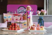 레트로 감성 더한 살롱 드 딸기 위드 바비 ..JW메리어트동대문, 시즌5 선봬