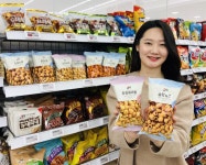 [출시] 편의점 과자 한 손이면 충분해요..세븐일레븐,  원핸드 스낵 시리즈