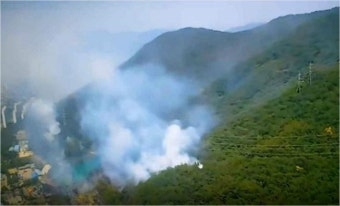 경남 양산 산불, 19시간 진화 중..인력 200명·헬기 재투입·인명피해 없다