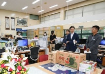 김경수 경남지사, 창원시 내서읍 행정복지센터 격려 방문