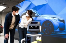 현대차 매장 가면 로봇이 안내..고객 응대 서비스 로봇 달이 공개