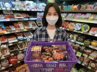 ‘김치’는 우리 것..CU, CJ제일제당 손잡고 ‘우리 땅 우리 김치’ 행사
