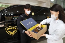 ‘1000만원 명품’ 집 앞까지 안전배달..롯데百 프리미엄 배송 서비스 선봬