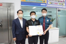 통영署, 3000만원 보이스피싱 피의자 검거 유공 은행원에 감사장 수여