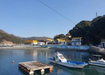 한려해상국립공원 내도, 명품마을 지정 10년 맞아 노란색 지붕으로 탈바꿈