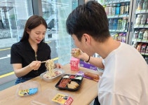 [고물가 유통街①] 도시락·디저트 먹거리 ‘성지’로 빛나는 편의점..차별화 상품 ‘각광’