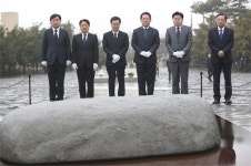 김관영 전북지사, 민주당 소속 5개 광역시도단체장과 봉하·평산 방문