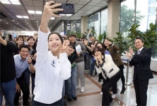 신한금융, ‘아시안게임 탁구 금메달’ 신유빈 후원 및 팬사인회 개최