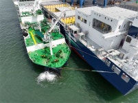 “국내에서는 처음” 한국가스공사, 컨테이너선 ‘LNG 벙커링 동시작업’ 성공