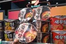 “K소울푸드, 라면으로 변신” 세븐일레븐, 농심과 감자탕큰사발면 출시