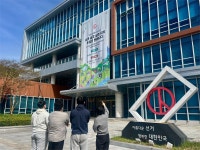 [정경포토] 전남선관위, 청사 외벽에 지방선거 홍보 현수막 게시
