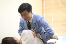 잘못된 자세로 인한 틀어진 골반, 도수치료로 개선