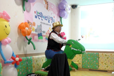 [화보] 일산병원, 구연동화·마술 등 입원 환아위한 행사 열어