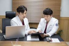 중년눈성형 하안검수술, 성형외과 전문의 상담이 우선