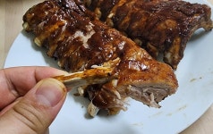 잘 구워진 등갈비, 뼈째 들고 맛있게 먹자