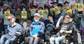 대구시청 앞 장애인들의 붉은 라커...권영진 시장, 공약 지켜라