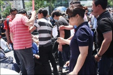 무릎 꿇고 호소한 장애인 부모들...권영진 대구시장 후보 왜?