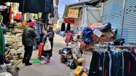 손때 묻은 헌옷의 부활...전국 최대 구제골목 관문시장의 새해