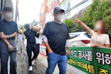시멘트포대 짊어진 무슬림들...대구 이슬람사원, 주민 반발 속 공사재개