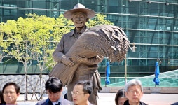 동대구역 '박정희 동상' 철거냐 존치냐...결심공판 7월 23일, 향방은?