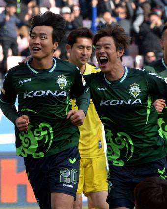 이동국 1골 1도움…전북, 울산에 개막전 2대 0 완승