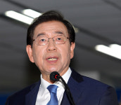 캠프 찾은 박원순, 서울시장 ‘당선 확실’