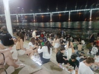 부산광안리 청춘들의 군상 “우리 같이 술 먹을래요”