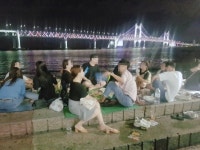 부산광안리 청춘들의 군상 “우리 같이 술 먹을래요”