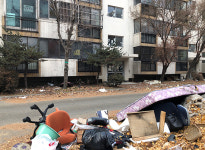 쓰레기만 남은 아파트 재건축 현장