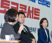 토크쇼에 참석한 나경원 원내대표…국회 의원회관